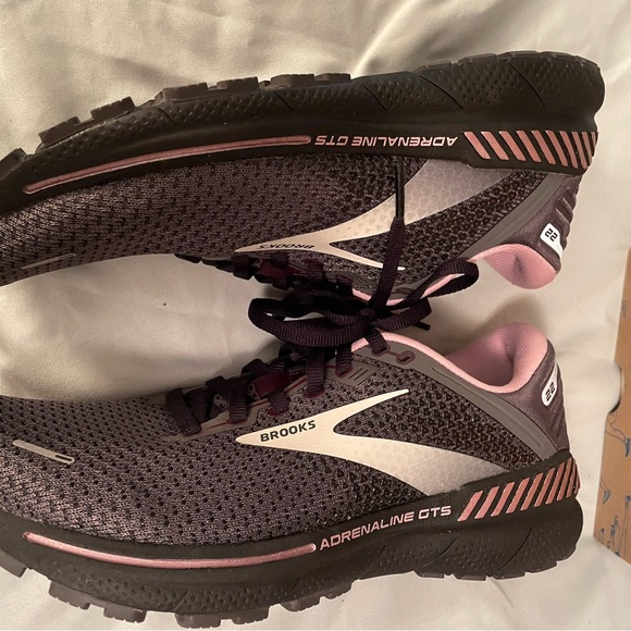 Brooks Black and Pink Athletic Shoes Sleek Design - Picture 7 of 9